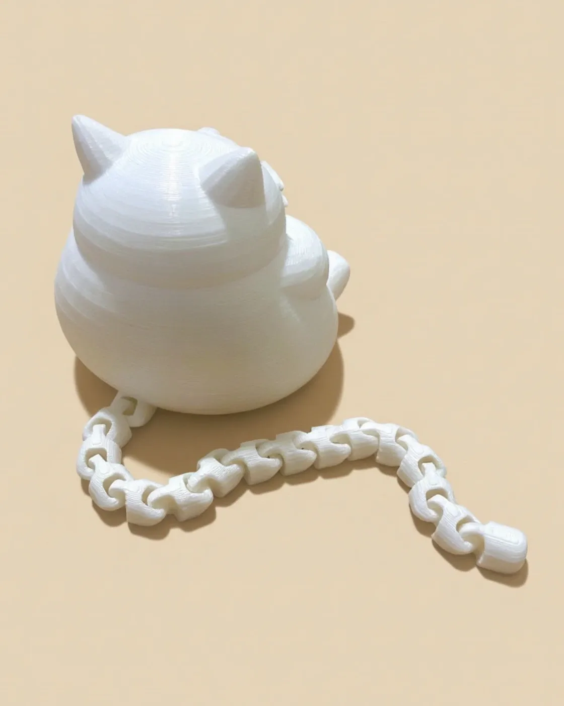 Милый толстый кот с длинным гибким хвостом — фото 2